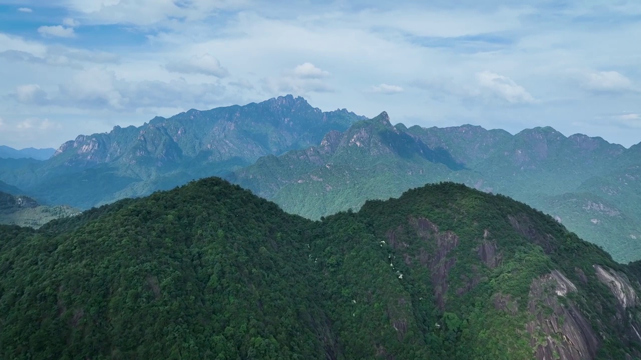 从怀玉山眺望三清山，二者之间只有一道峡谷视频素材