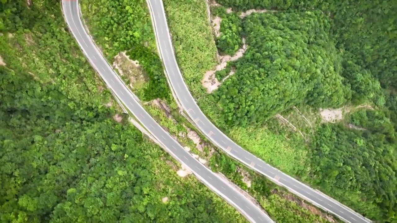 怀玉山的盘山公路弯道幅度很大，就像发卡视频素材