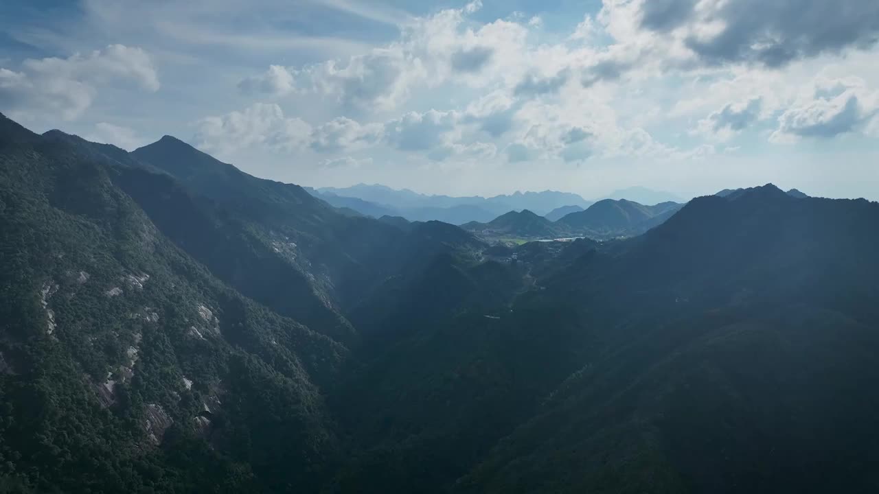 怀玉其中，怀玉村位于怀玉山群峰之间的台地视频素材