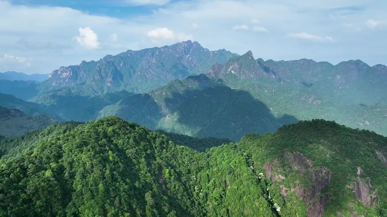 从怀玉山眺望三清山，二者之间只有一道峡谷视频素材