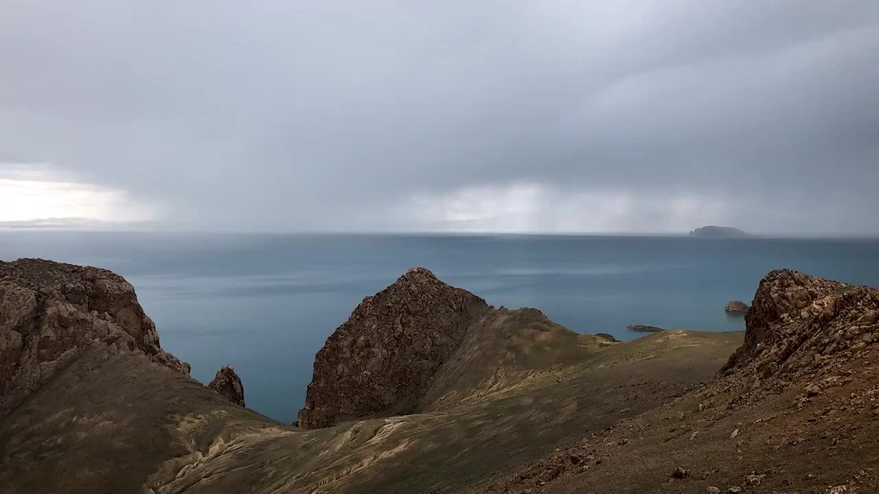 电闪雷鸣中风雨逼近圣象天门——20200623纳木错圣象天门延时拍摄视频素材