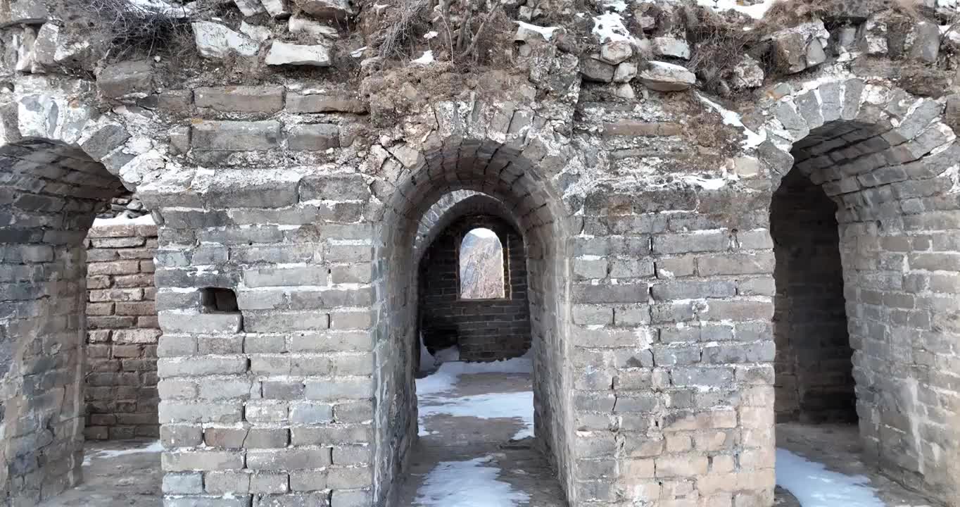 北京怀柔区箭扣长城烽火台雪景航拍视频素材