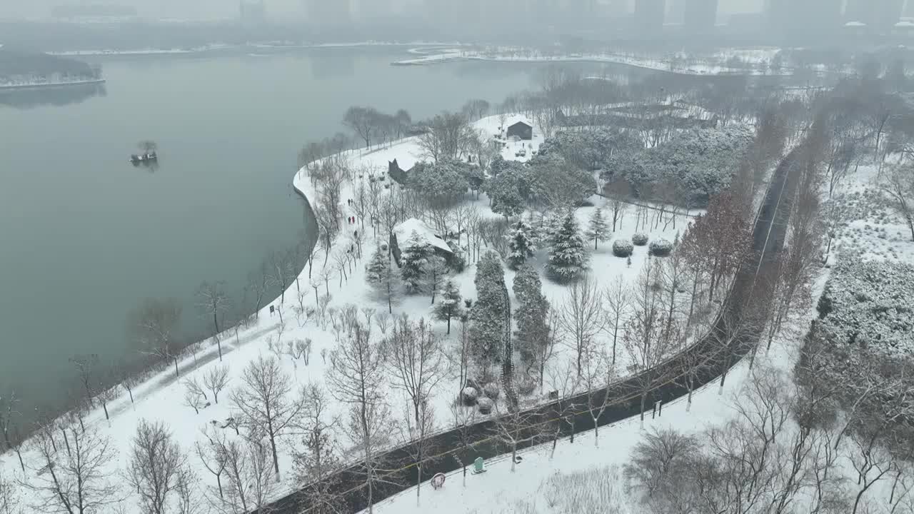 焦作市龙源湖公园，雪后景观。视频素材