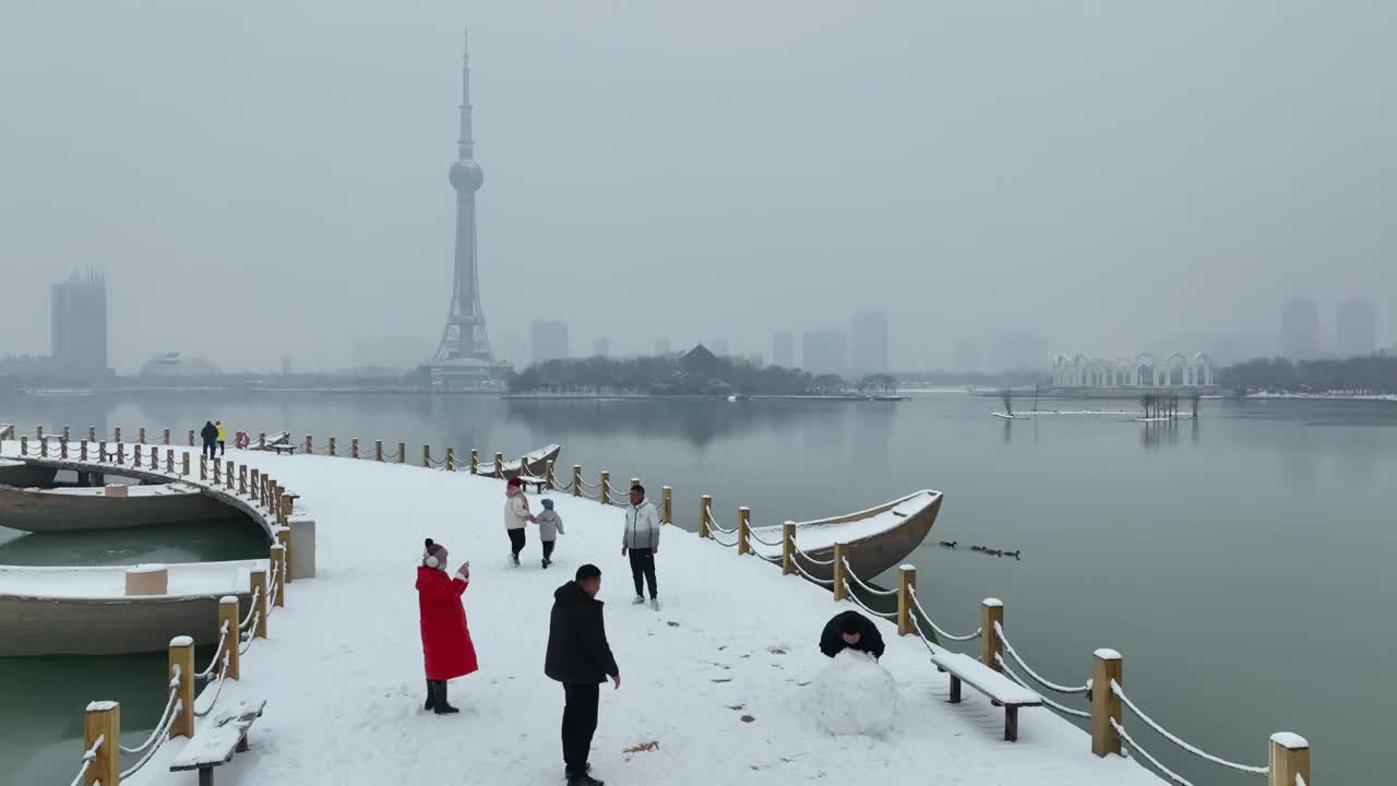 焦作市龙源湖公园，雪后景观。视频素材