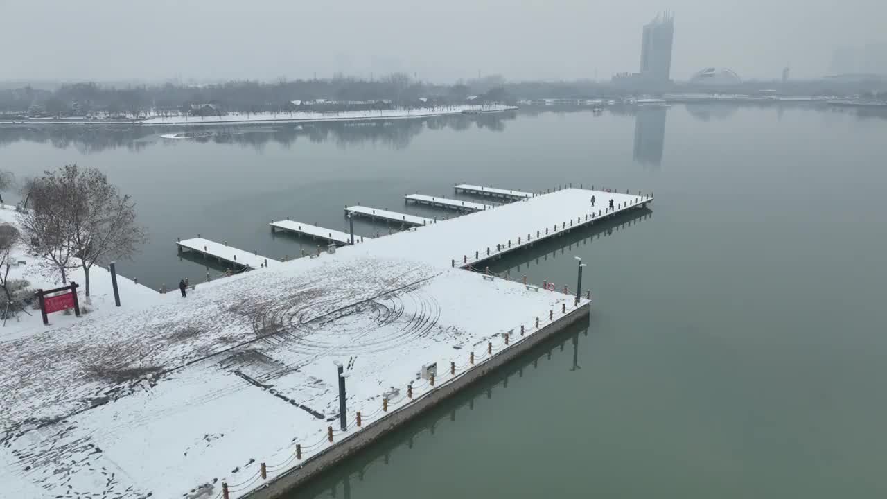 焦作市龙源湖公园，雪后景观。视频素材