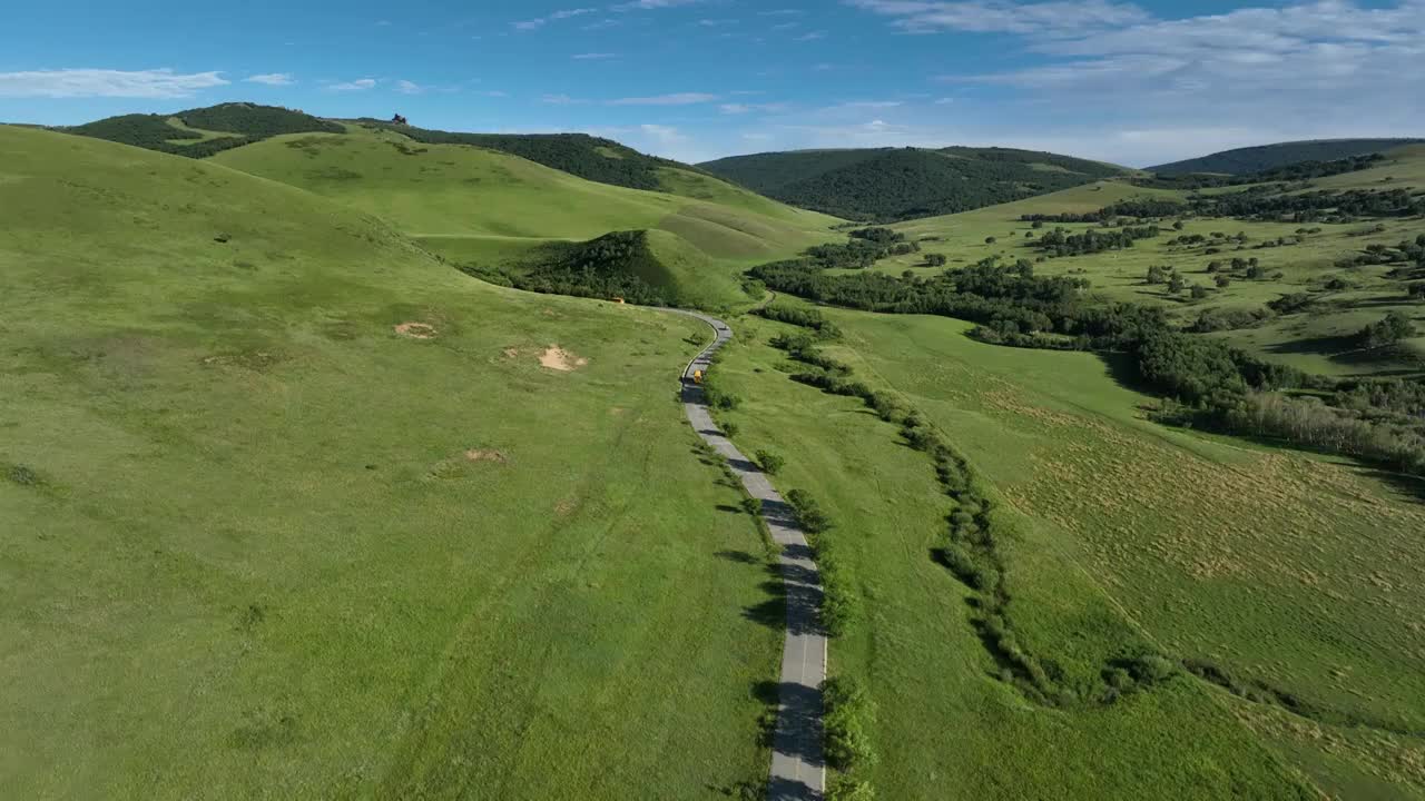 丘陵草原上蜿蜒的山路视频素材