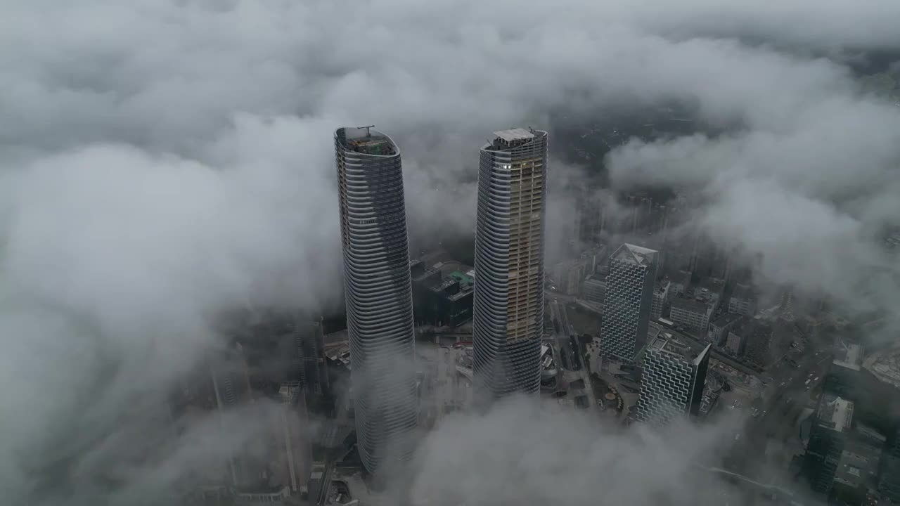 深圳·星河双子塔平流雾云海航拍视频素材