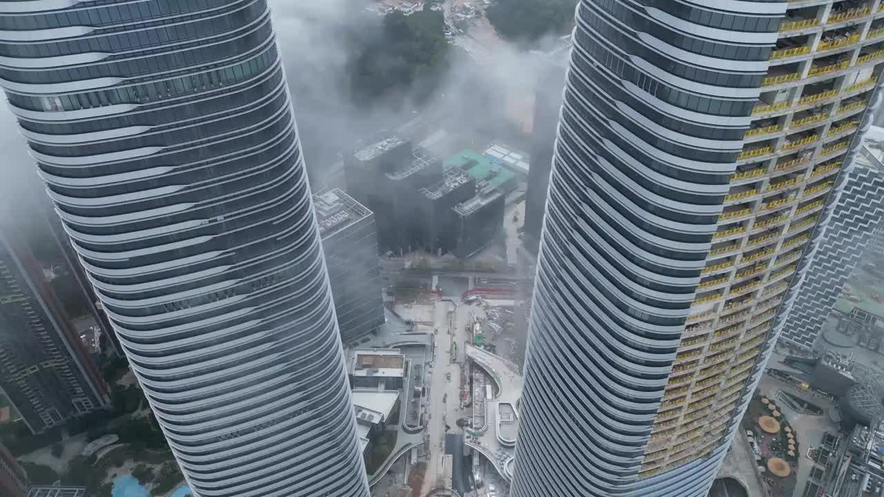 深圳·星河双子塔平流雾云海航拍视频素材