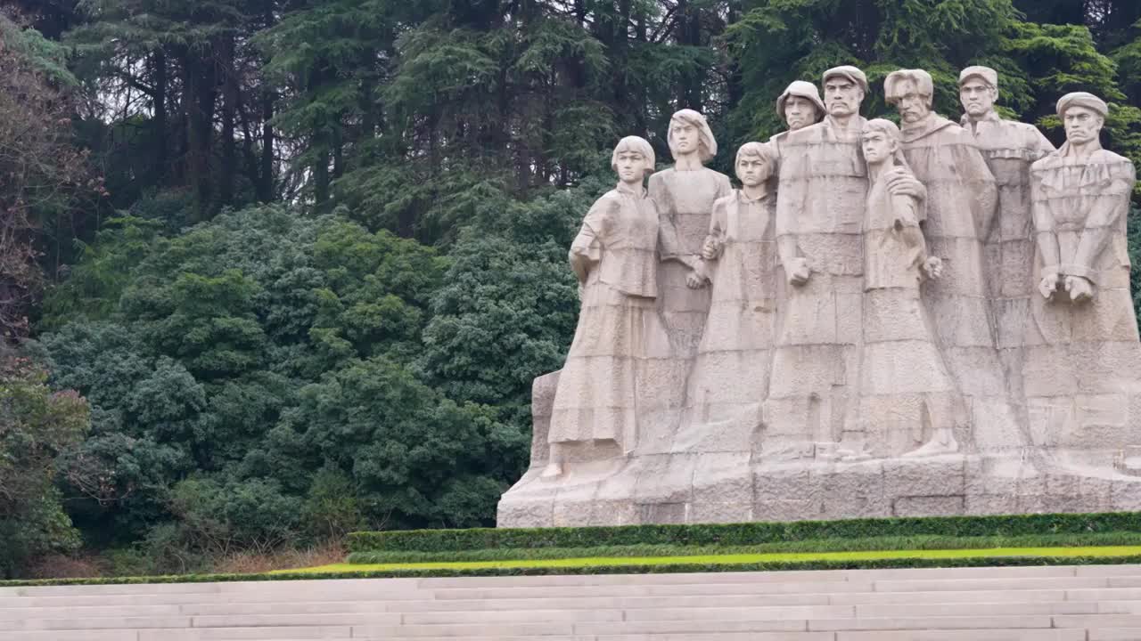 南京雨花台烈士陵园烈士群雕像视频素材