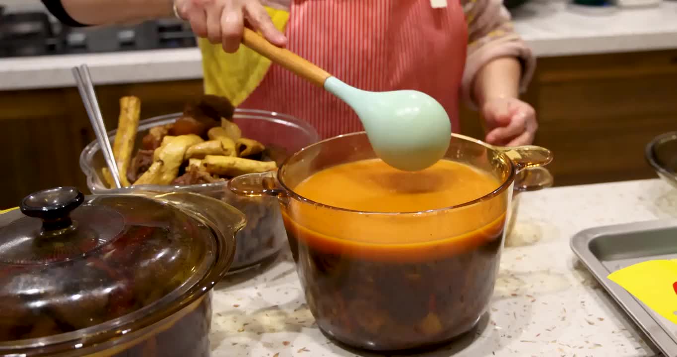 美食烹饪：厨师将预制菜装盘加热视频素材