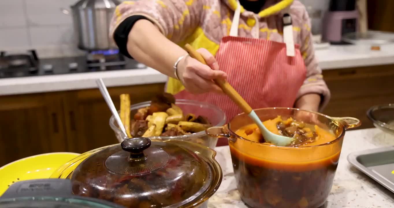 美食烹饪：厨师将预制菜装盘加热视频素材