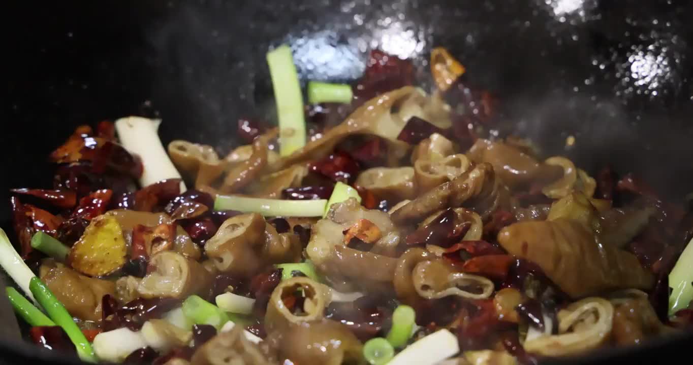 美食烹饪：爆炒麻辣肥肠视频素材