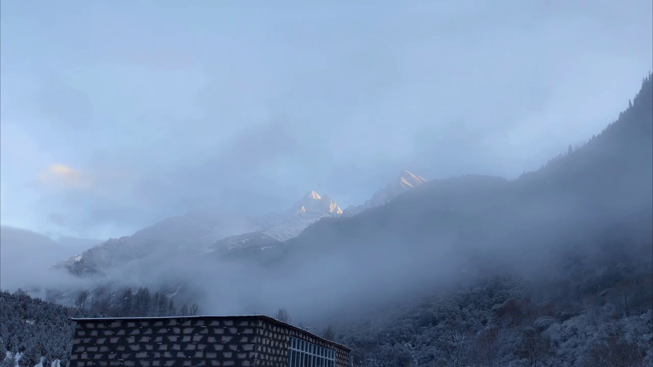 四川阿坝四姑娘山双桥沟雪山云雾延时视频素材