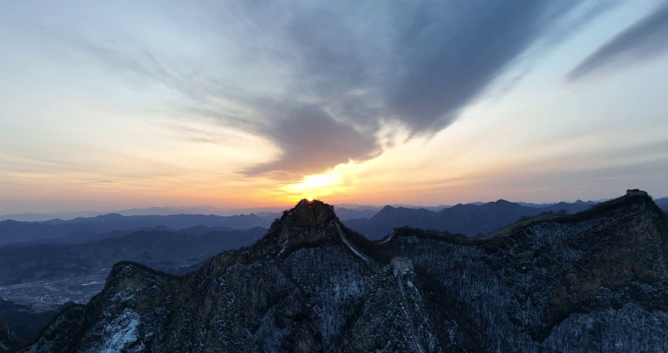 北京怀柔区箭扣长城夕阳下雪景航拍视频素材