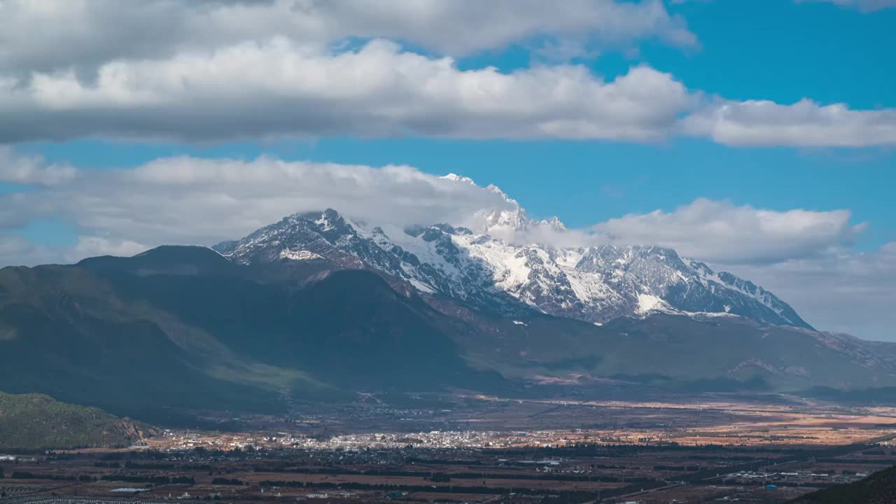 云南丽江束河古镇和玉龙雪山蓝天白云光影白昼晴天延时摄影近景视频素材