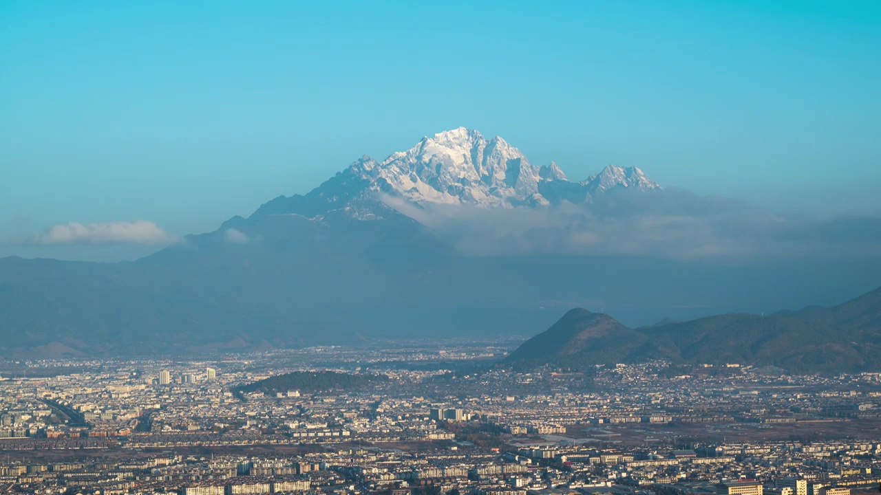 云南丽江古城和玉龙雪山高视角航拍视角城市风光日出日照金山延时摄影视频素材