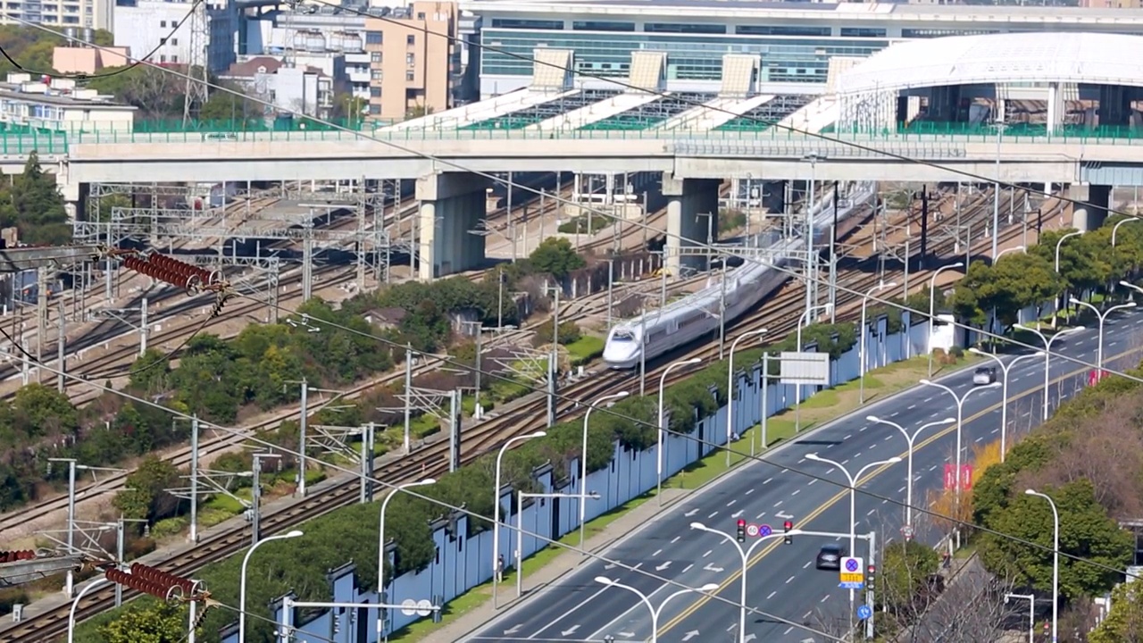 江苏省无锡市火车站飞驰而过的和谐号高铁画面视频素材