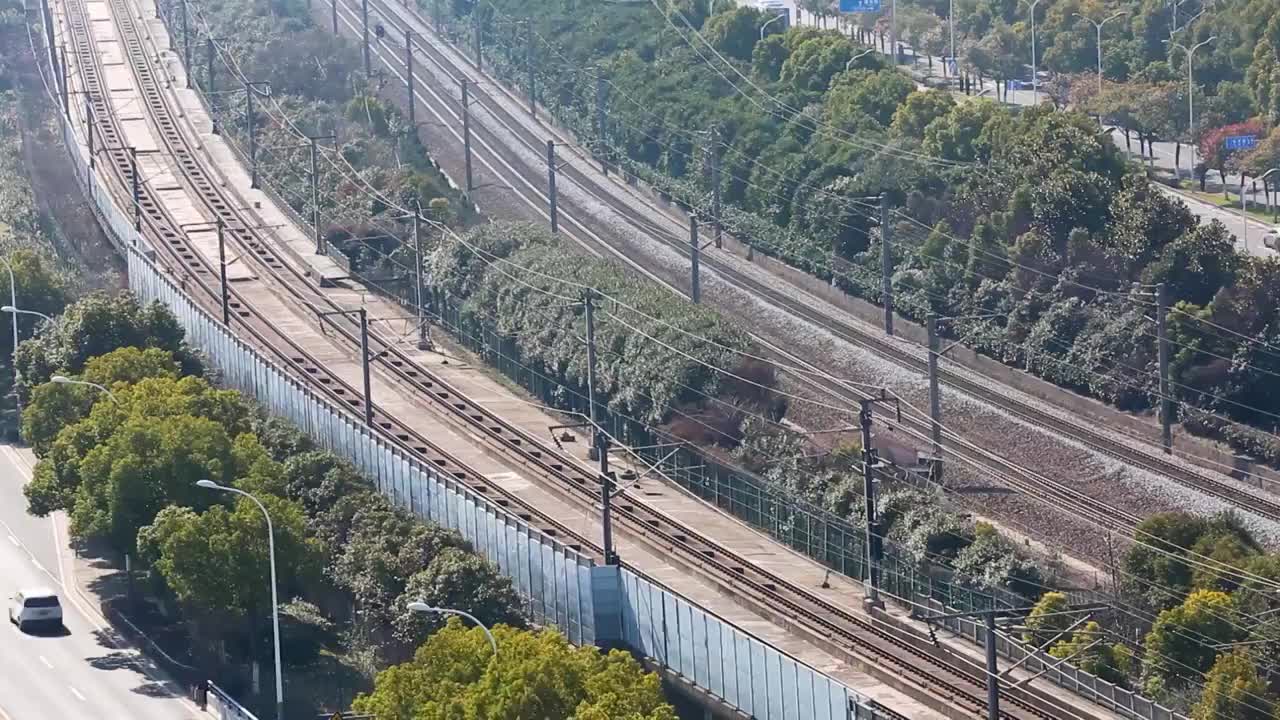 江苏省无锡市火车站飞驰而过的和谐号高铁画面视频素材