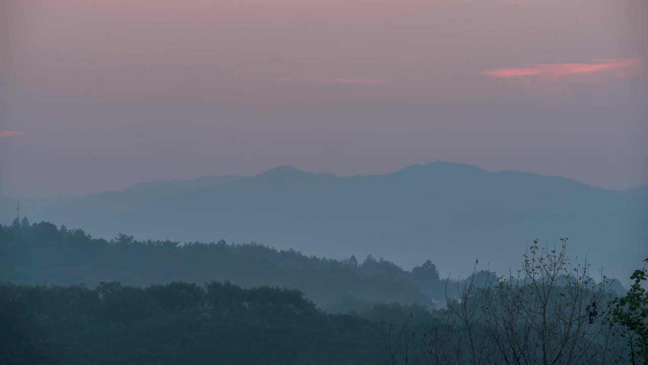 山坡上的日出视频素材