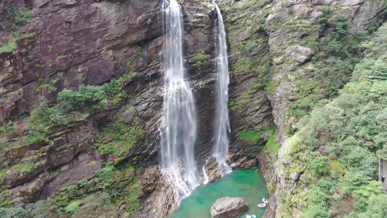 岩石山涧瀑布航拍视频素材