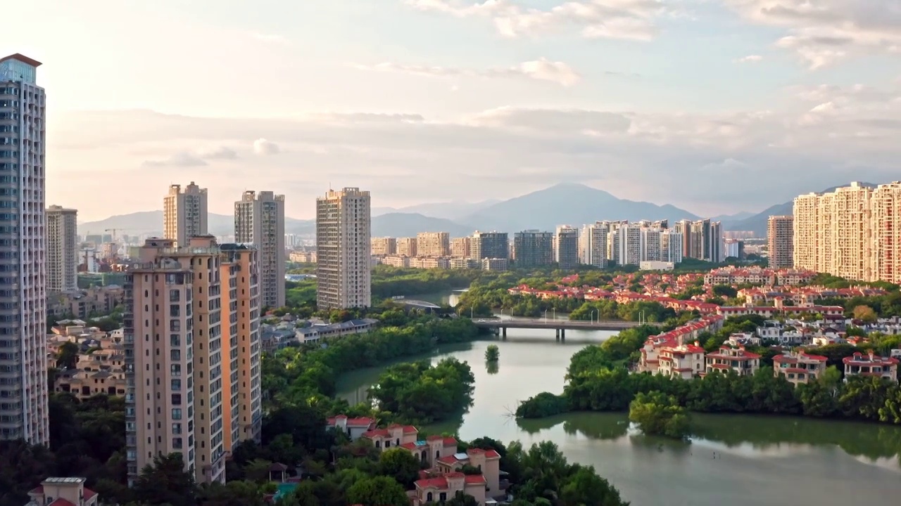 海南省三亚市天涯区金鸡岭桥头公园和凤凰水城住宅别墅区航拍视频素材