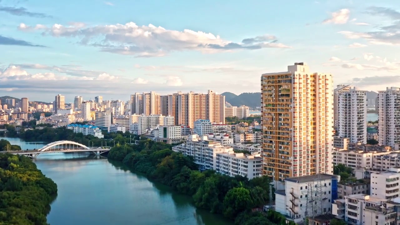 海南省三亚市天涯区金鸡岭桥头公园和凤凰水城住宅别墅区航拍视频素材