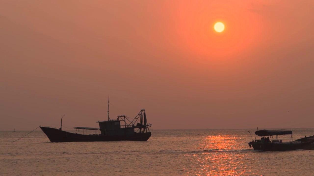 硇洲岛夕阳海上渔船升格慢放视频素材