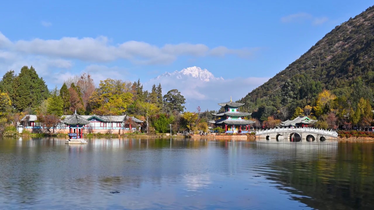 云南丽江市黑龙潭公园和玉龙雪山白昼晴天实时4K分辨率视频素材