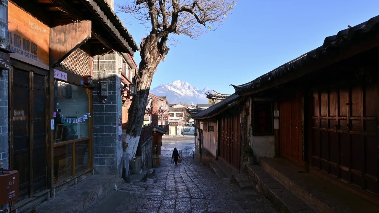 云南丽江古城街道和玉龙雪山白昼日出清晨实时视频素材