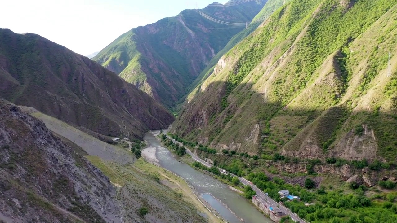 黑水河穿过崇山峻岭视频素材