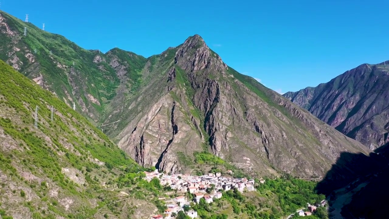 347国道和黑水河畔的羌族居民区（四）视频素材