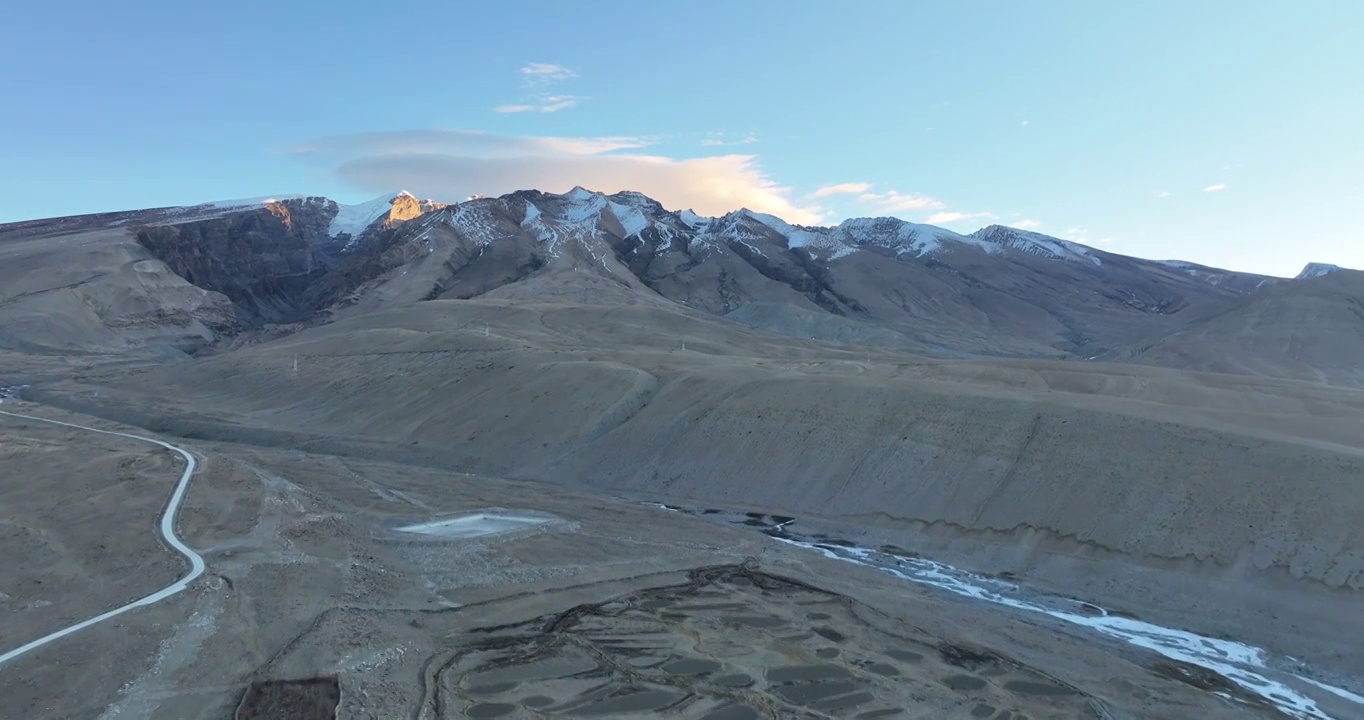 航拍广阔的大地村庄与远处的雪山视频素材