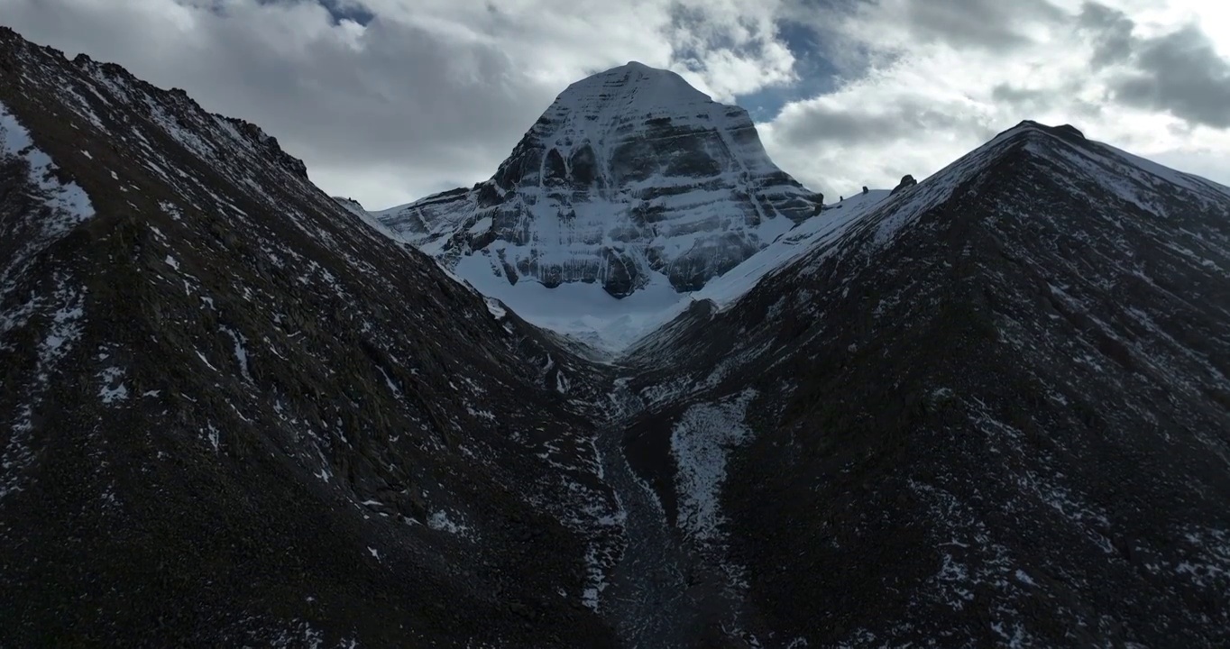 航拍西藏雪山与山谷视频素材