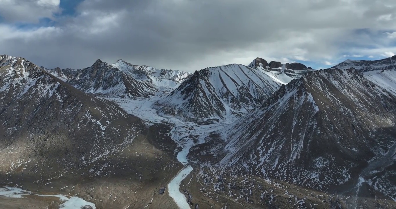 航拍西藏雪山与山谷视频素材