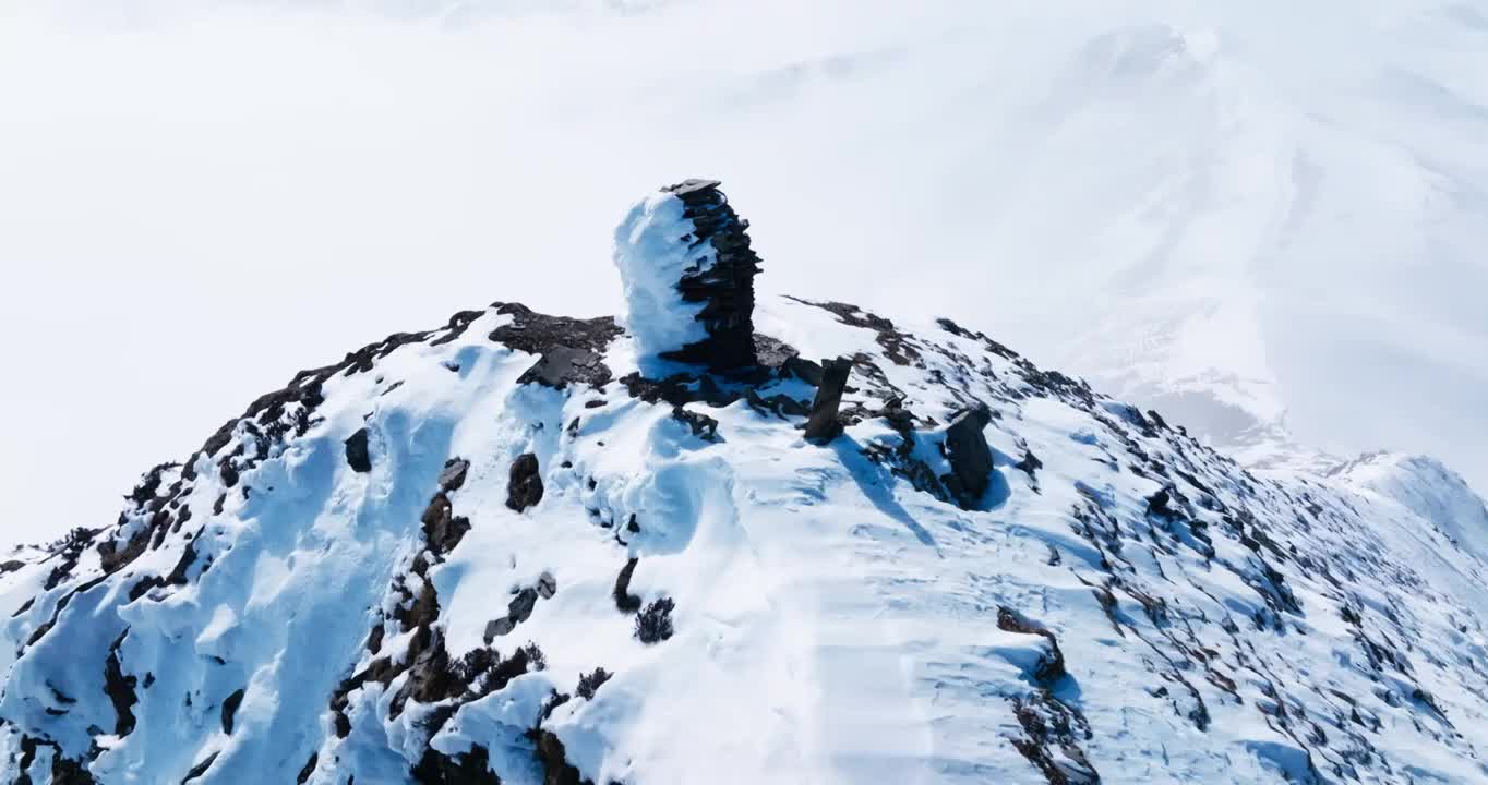 航拍 雪山 夹金山 冰天雪地 自然风景 冬天 冬季 美丽 户外 山峰 小金 川西 蓝天 山顶 云雾视频素材