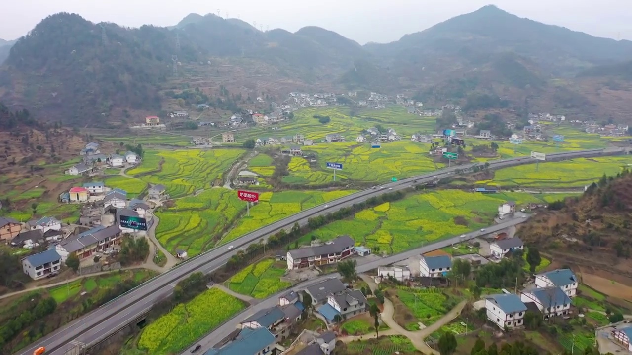 贵州苟坝会议和高速公路乡村油菜花航拍视频素材