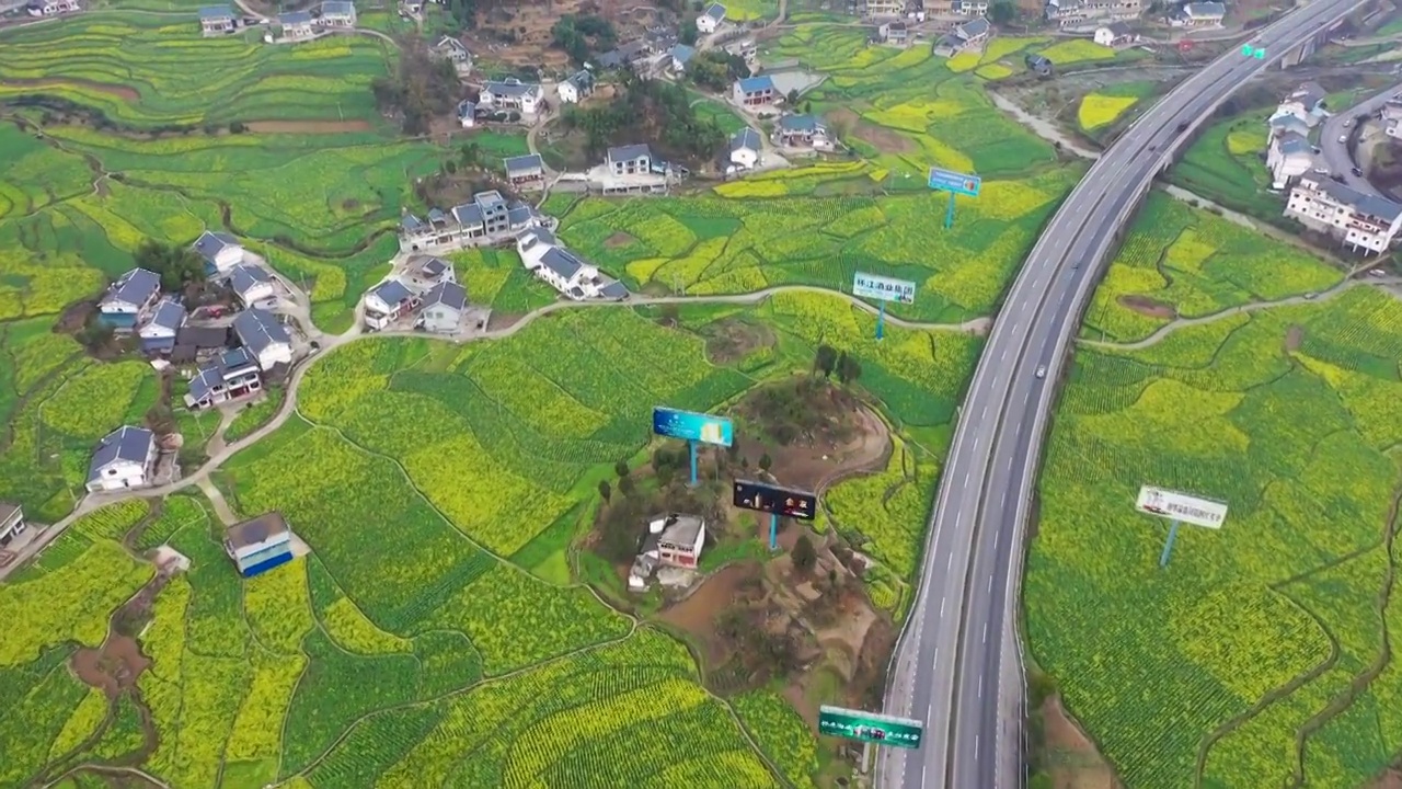 贵州苟坝会议和高速公路乡村油菜花航拍视频素材