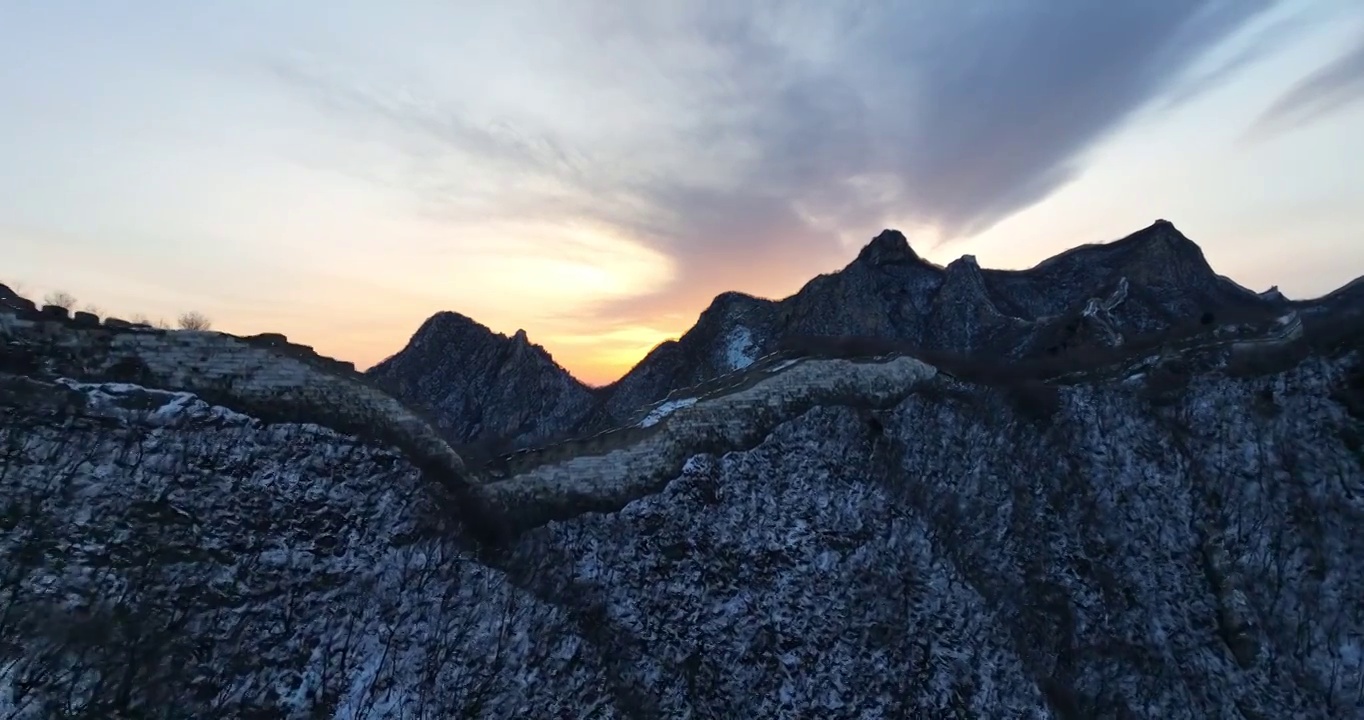 北京怀柔区箭扣长城夕阳下雪景航拍视频素材