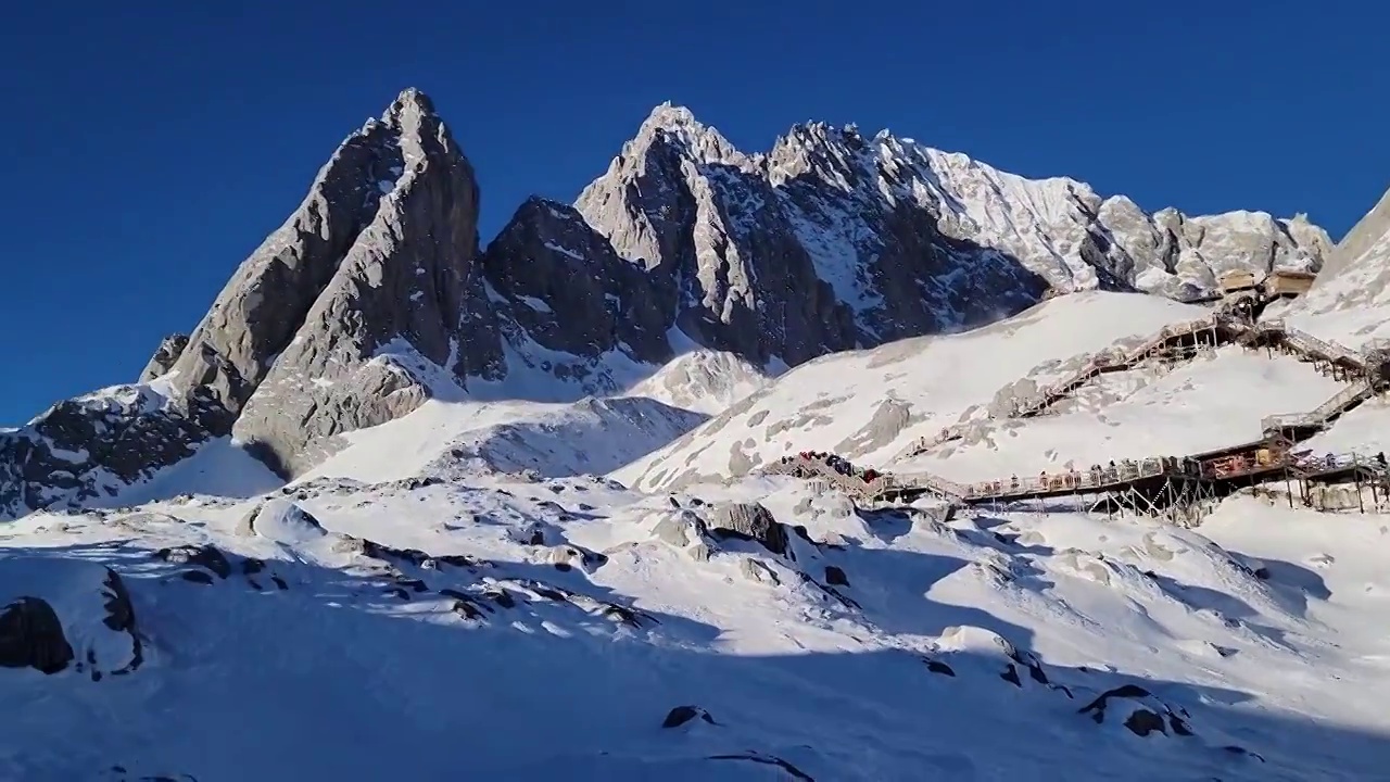 丽江玉龙雪山栈道上的游客视频素材