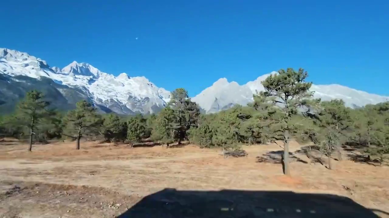 车辆侧方远眺丽江玉龙雪山视频素材