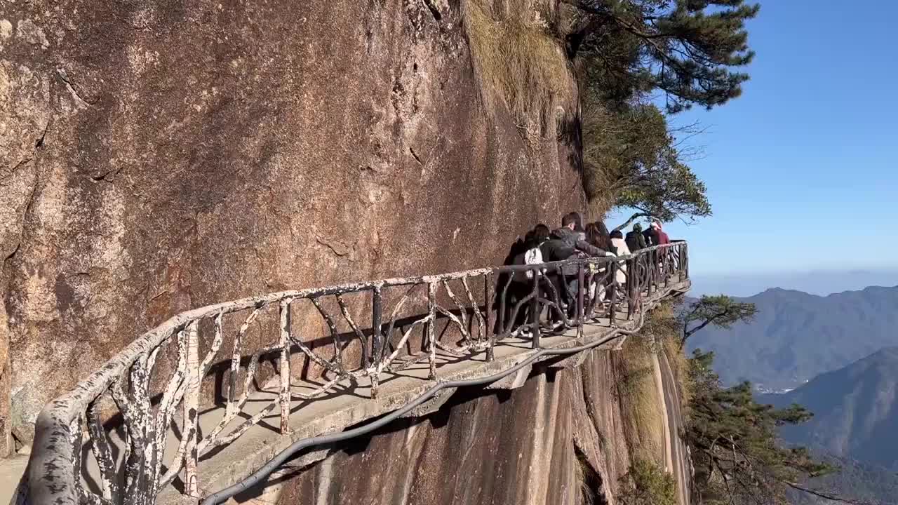 江西旅游户外三清山悬崖栈道游客视频素材