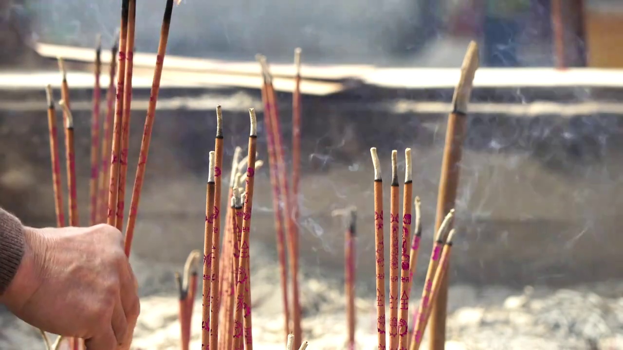 清明时节点燃线香许愿祝福，焚香祈祷视频素材