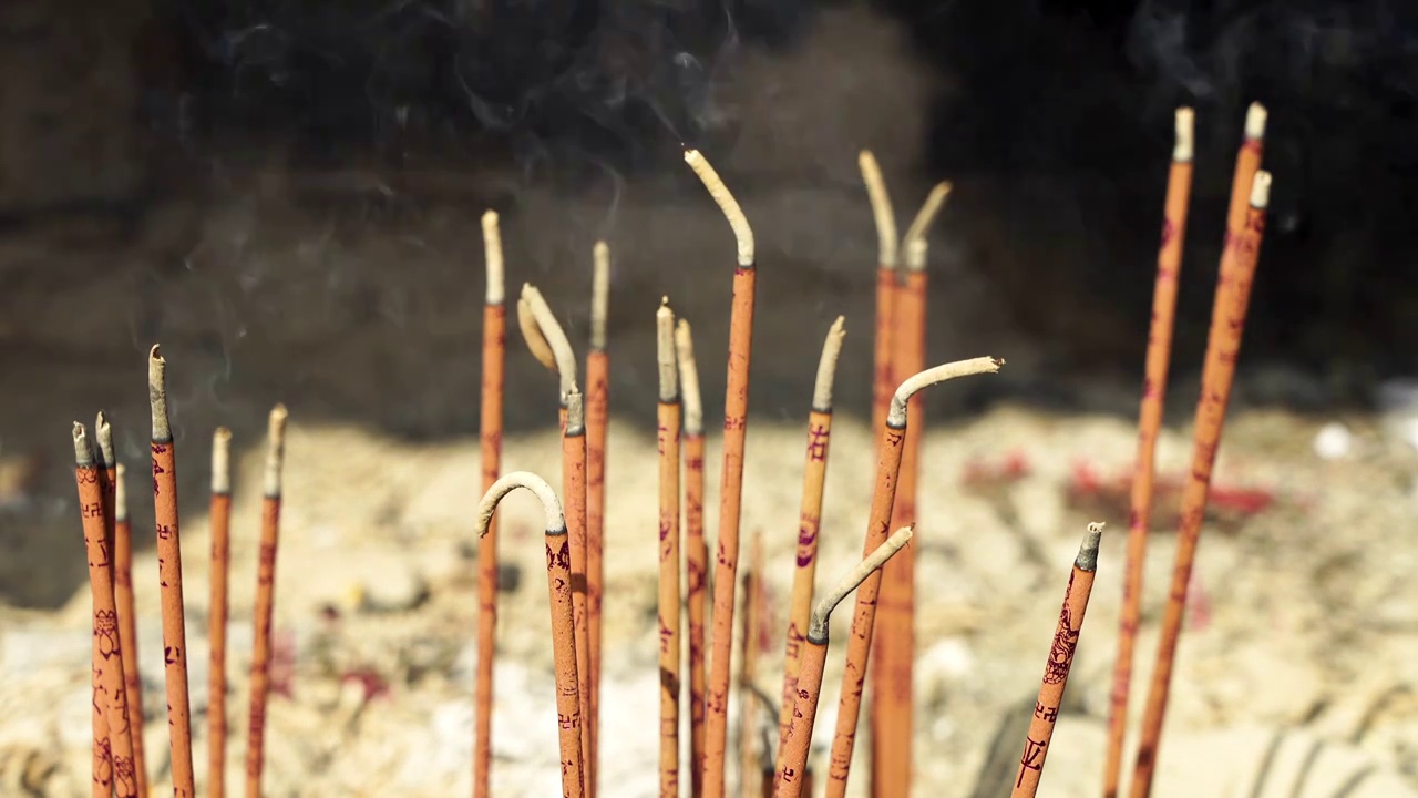 清明节点燃线香许愿祝福，焚香祈祷视频素材