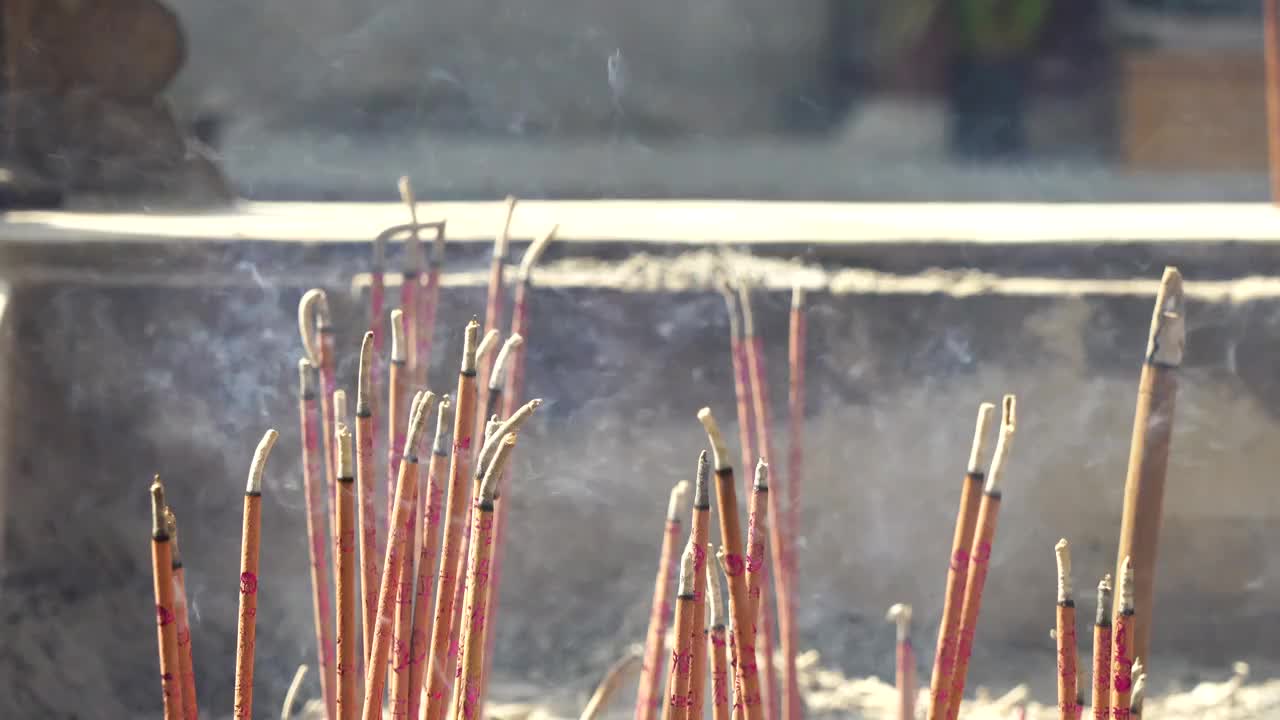 清明节点燃线香许愿祝福，焚香祈祷视频素材