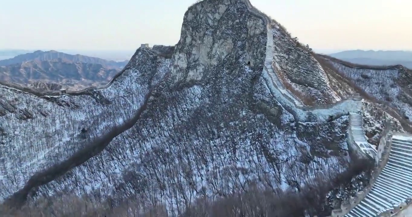 北京怀柔区箭扣长城鹰飞倒仰雪景航拍视频素材