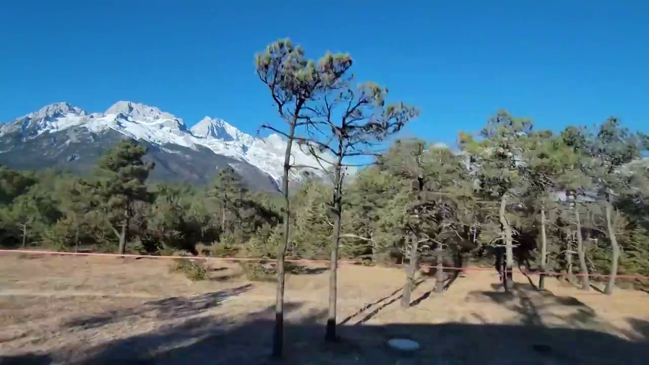 车辆侧方远眺丽江玉龙雪山视频素材