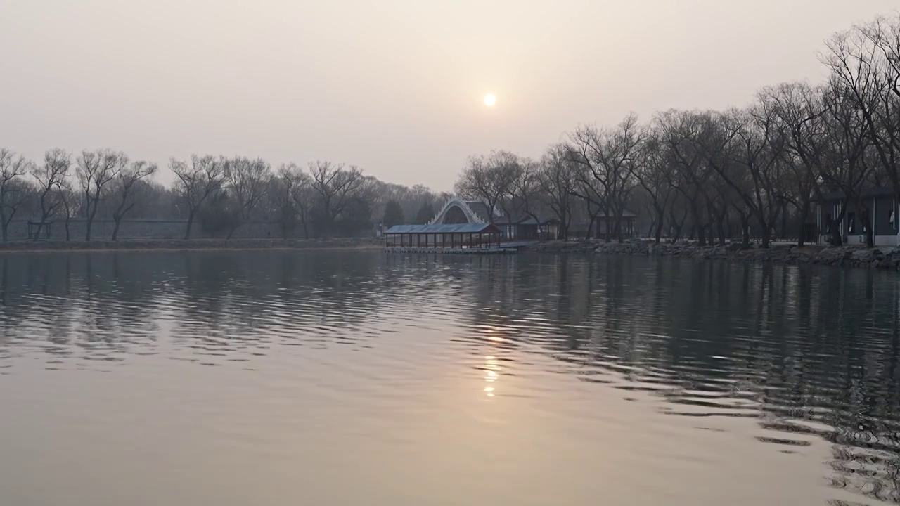 晨雾中的颐和园视频素材