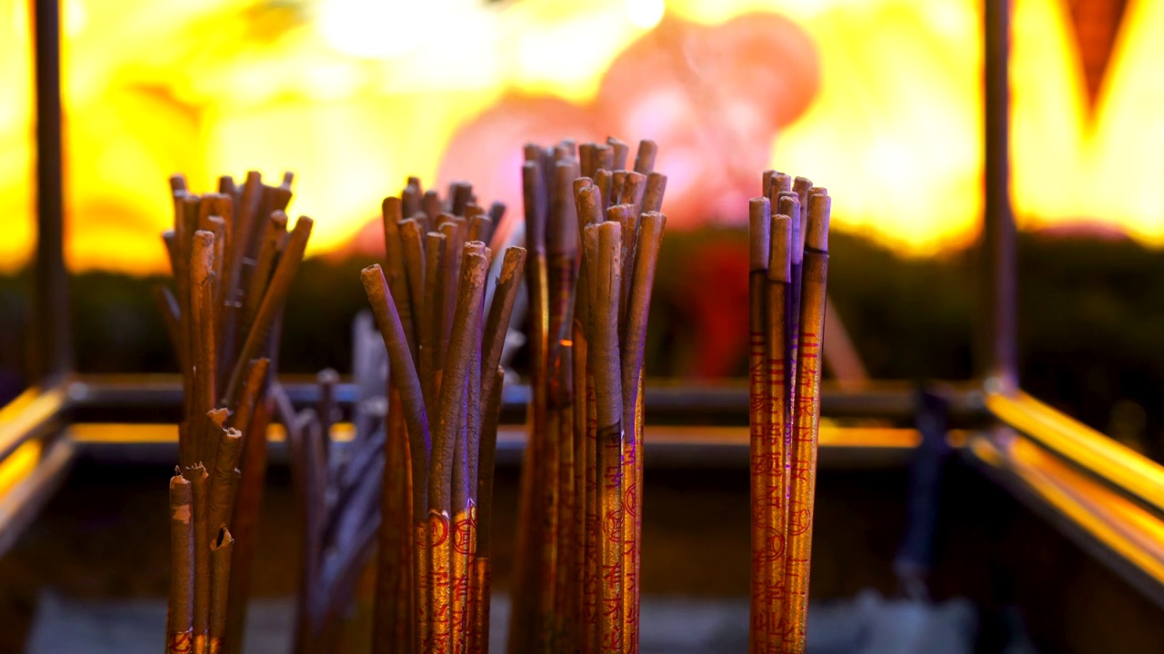 清明节点燃线香许愿祝福，焚香缅怀祈祷视频素材