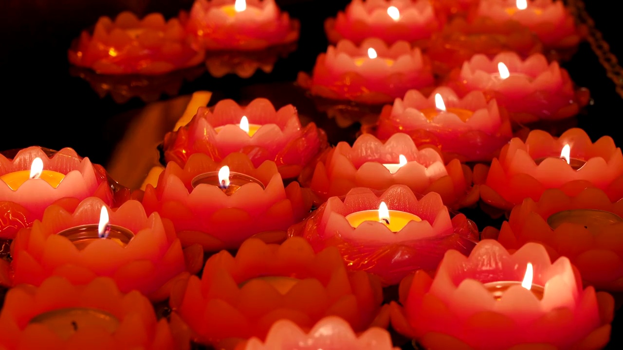 清明节点燃的荷花灯，许愿祝福缅怀祈祷视频素材