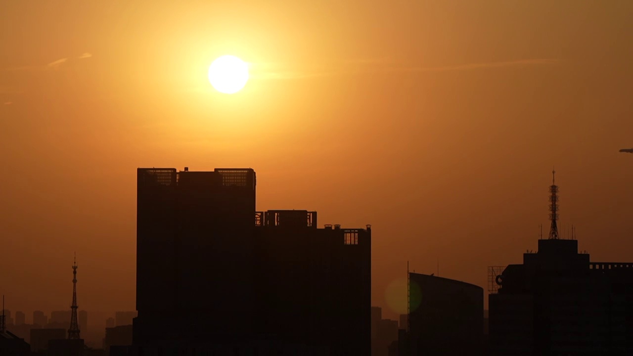 城市夕阳下的飞机视频素材